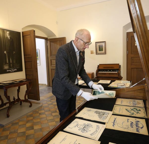Kompozitoriaus juozo naujalio rankrasciai